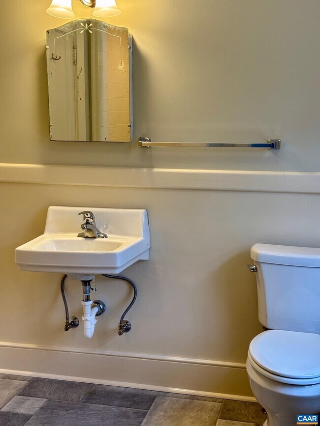 Building Photo - 800 Glendower Rd