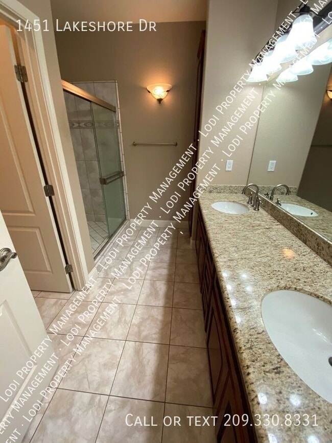 Building Photo - 1451 Lakeshore Dr