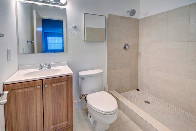 Building Photo - 858 Crystal Lake Dr