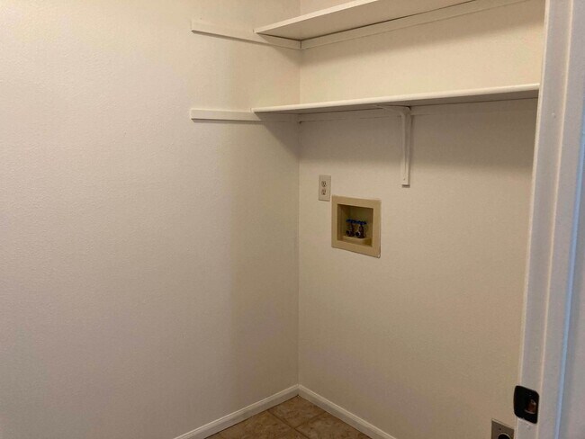 Building Photo - 3 br, 1 bath House - 141 Laguna Ct