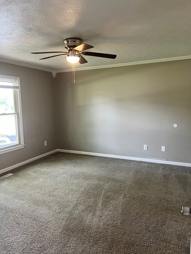 Building Photo - 3 Bedroom Home close to I24