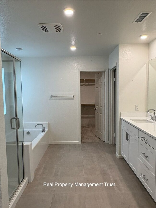 Building Photo - Meticulously Cared for Condo for Rent