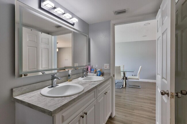 Building Photo - 6052 Lace Wood Cir