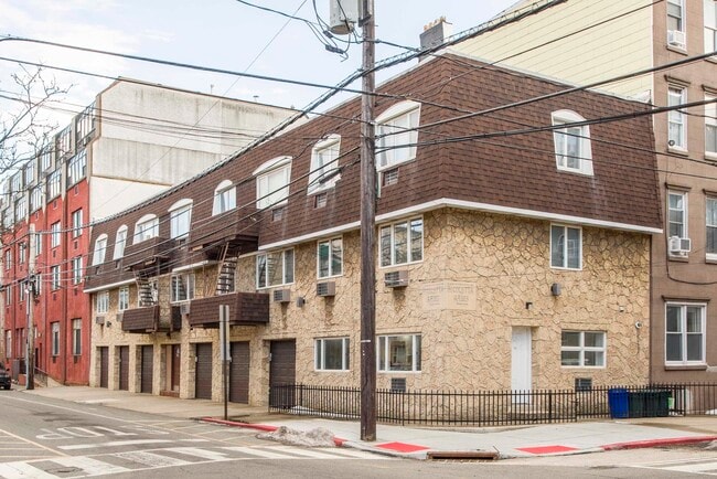 Building Photo - 533 Madison St