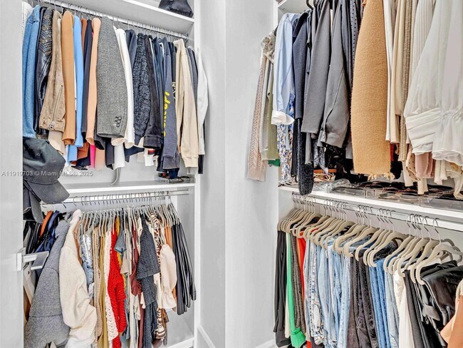 Building Photo - 700 NE 26th Terrace