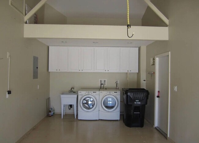 Building Photo - Charming Hillcrest Home with Private Yard in an Unbeatable Location