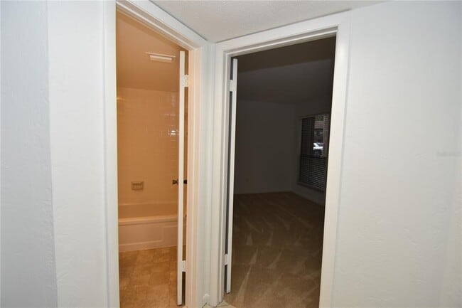 Building Photo - 11 Surrey Ct