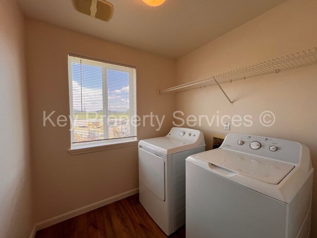 Building Photo - Orchards Townhome with Extra Deep Garage