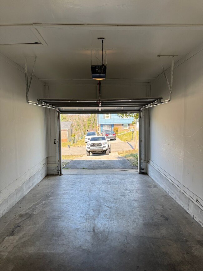 Building Photo - 1412 Carousel Rd