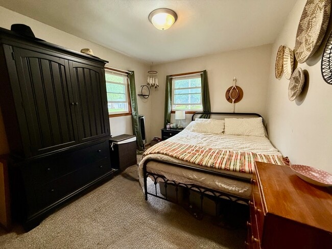 Building Photo - 933 Greenfield Ave