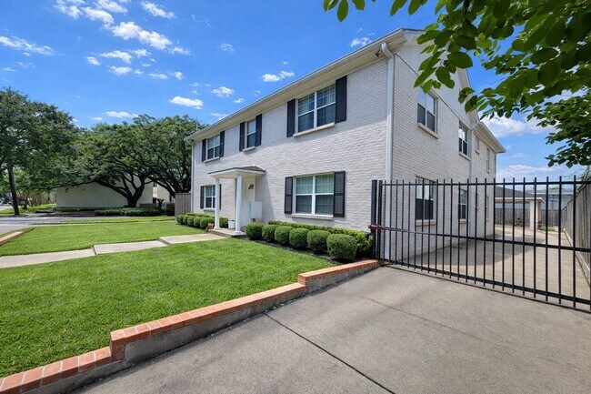 Building Photo - 2126 Banks St