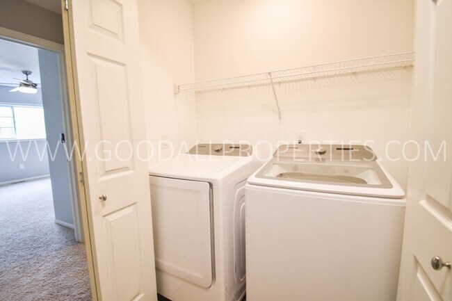 Building Photo - 2 Bedroom 1.5 Bath Townhome In West Des Moines