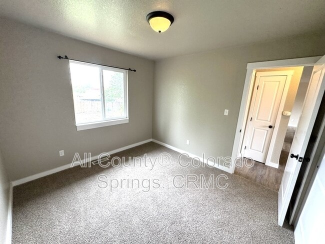 Building Photo - 1480 Hiawatha Dr