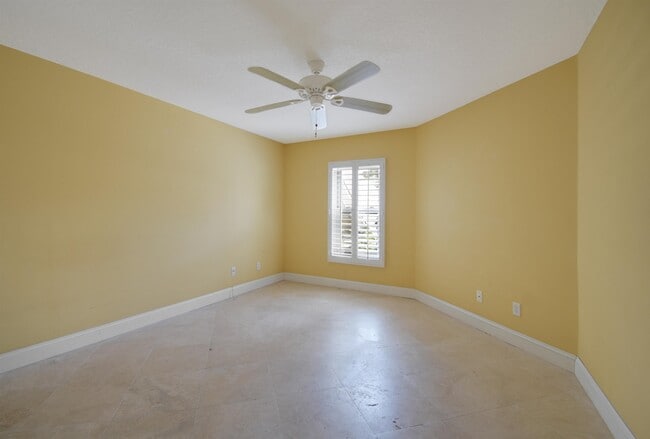 Building Photo - 324 Village Dr