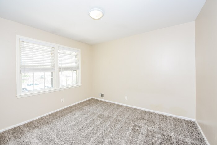 Building Photo - 300 Quail Hills Dr