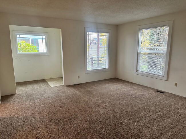 Building Photo - Great 5 Bedroom + 2 Bath House with Flexib...