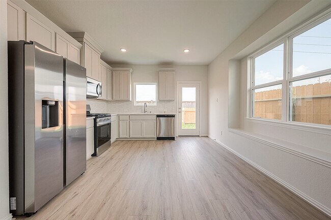 Building Photo - 27966 Western Crk Ct