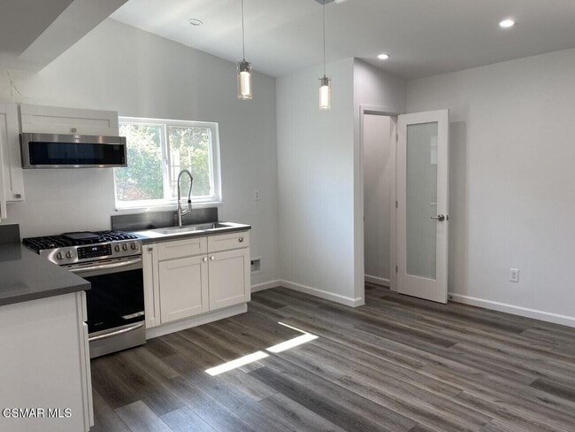 Building Photo - 845 La Grange Ave