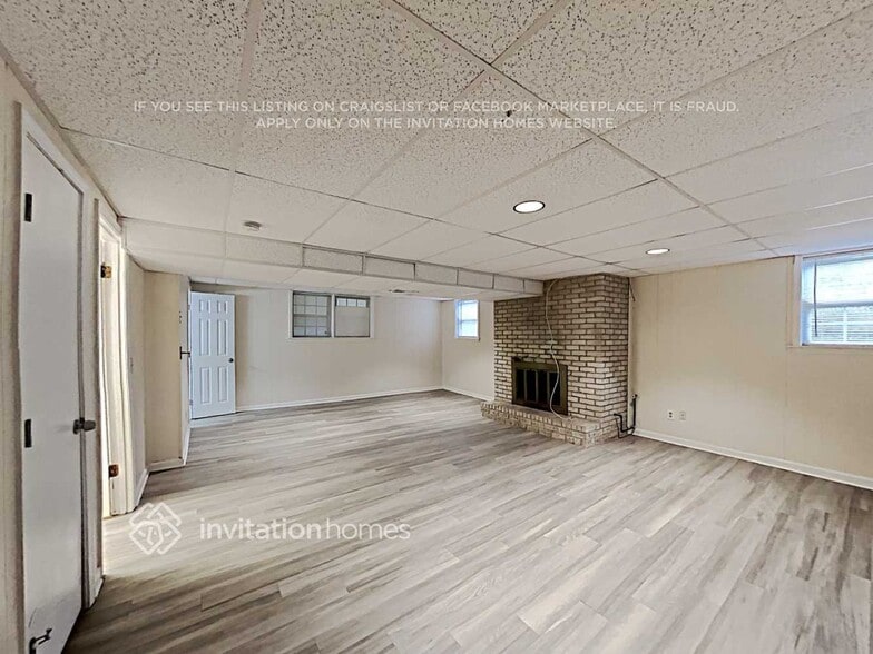 Building Photo - 4657 Cresant Ln