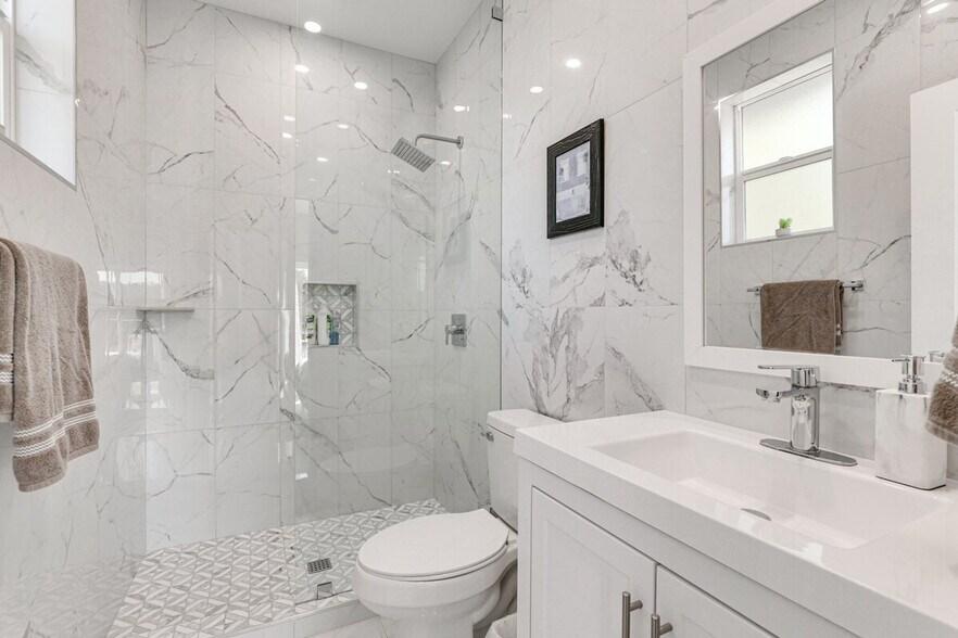 Building Photo - 2022 Avenida Del Diablo