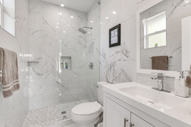 Building Photo - 2022 Avenida Del Diablo