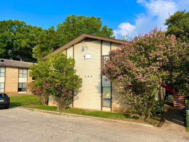Building Photo - Spacious 2 Bedroom Apartment - Parking - Near Bus Route!