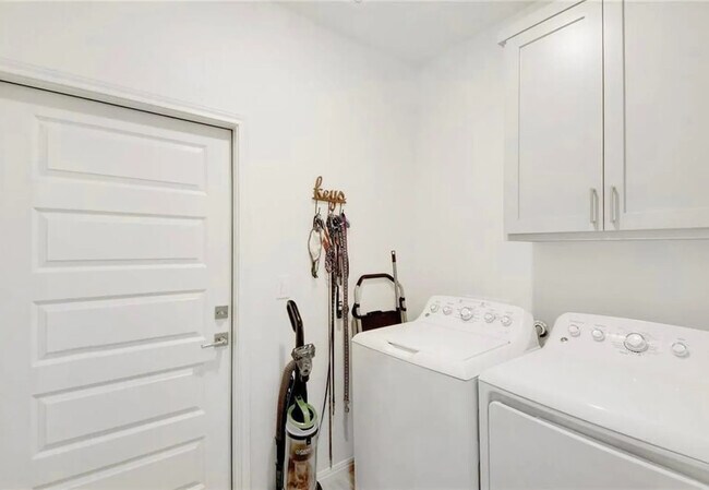 Building Photo - 424 Summit Ridge Dr N