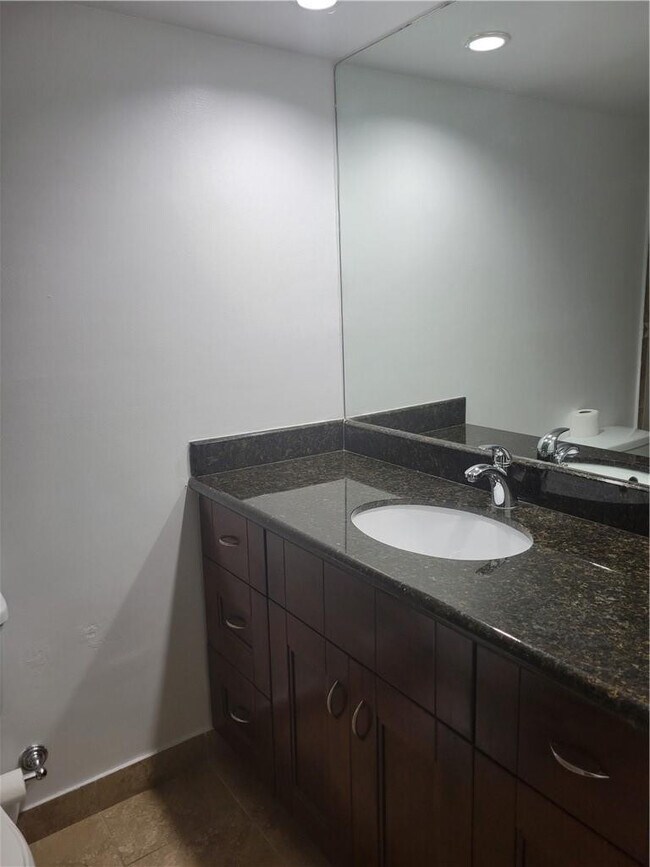 Building Photo - 3050 N Palm Aire Dr