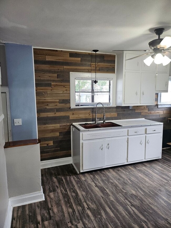 Building Photo - 2 bed one bath house with fenced in backyard