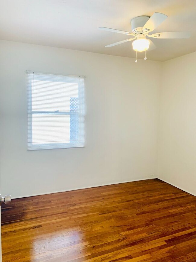 Building Photo - BEAUTIFUL 2BD/1BA CONDO IN CROWN POINT! W/ GARAGE & LAUNDRY! $3,595/mo