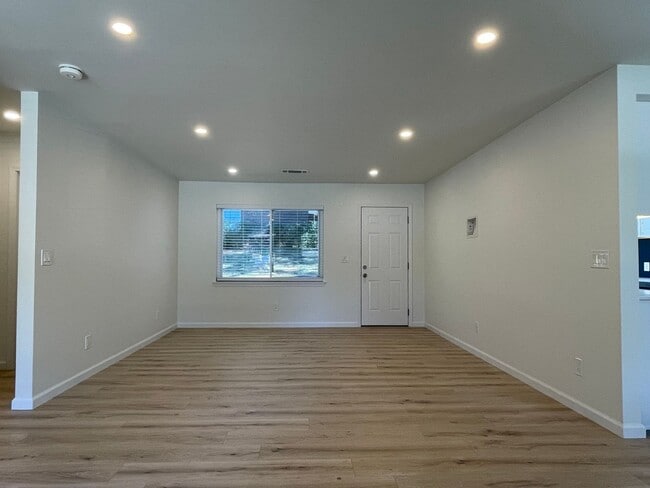 Building Photo - Gorgeous FULLY REMODELED 3 Bedroom/2Bath