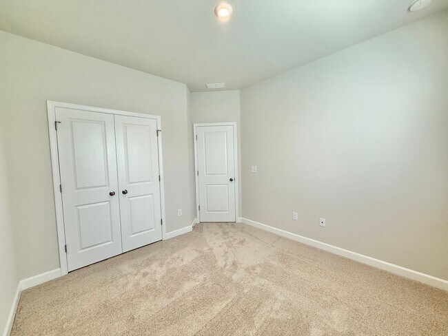 Building Photo - **OFFERING RENT PROMOTION FOR FIRST 6 MONT...