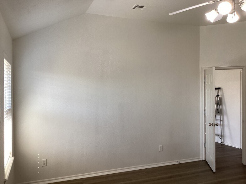 Building Photo - 4129 Queens Dr