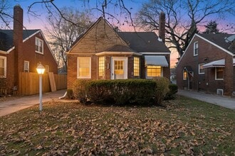 Building Photo - 11285 Lakepointe St