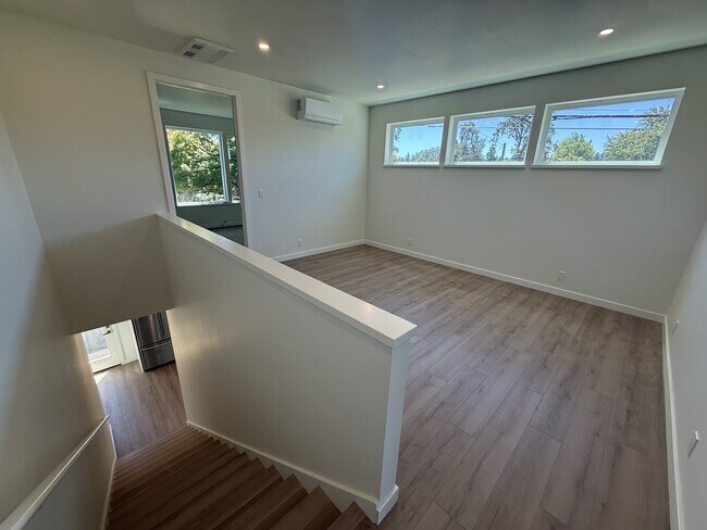 Building Photo - 2210 Emerson Dr