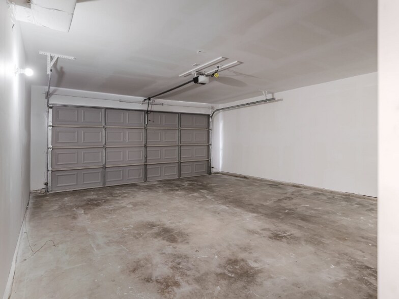Building Photo - 5920 Maple Ln