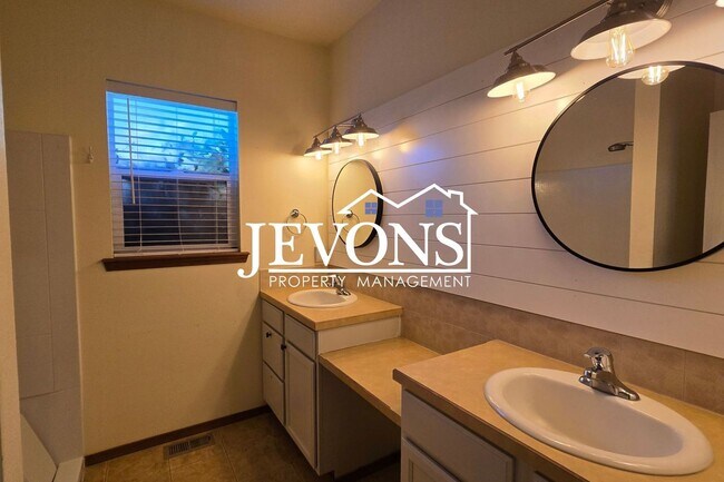 Building Photo - Coming soon! 3 Bed / 2.5 Bath Single-Family Home in West Yakima