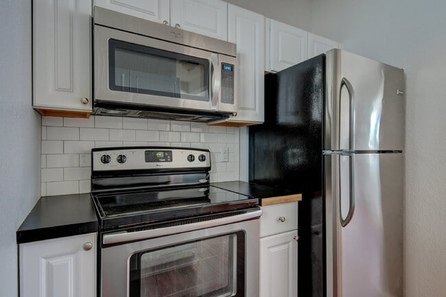 Building Photo - 4BR/2BA Beautiful Historic Home in the Highlands! AVAIL NOW