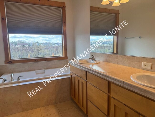 Building Photo - 3 Bedroom Home with Office-Huge Canyon Views