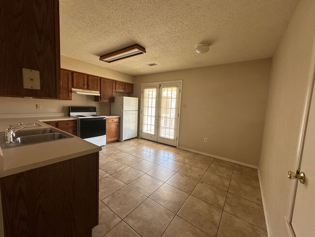 Building Photo - Welcome to this charming 2-bedroom, 1-bath...