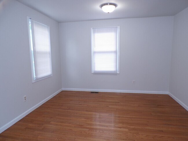 Building Photo - 3 BDRM, 2 BA Rambler w/ Basement - Great l...