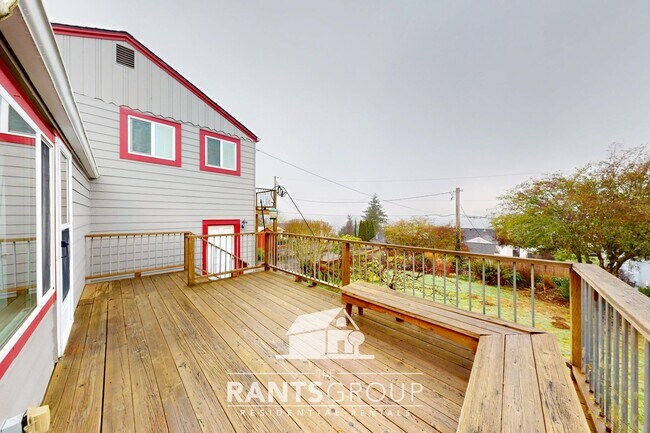 Building Photo - 3-Story Eastside Home with Views of the Bay!