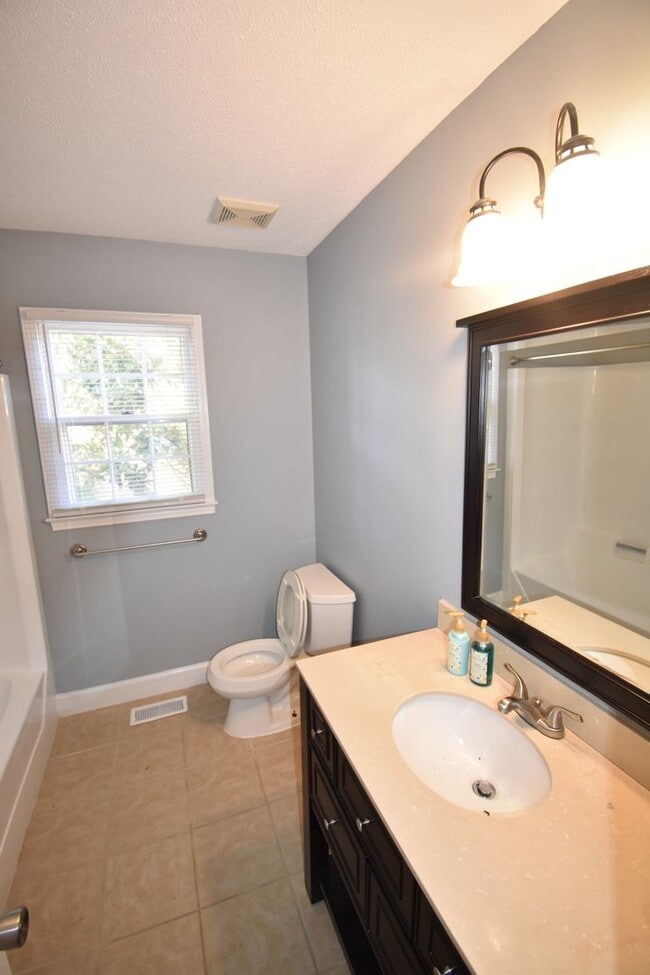 Building Photo - Beautiful 3 Bedroom and 2 Bath Home (No Pets)