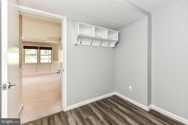 Building Photo - 9205 Hamilton Dr