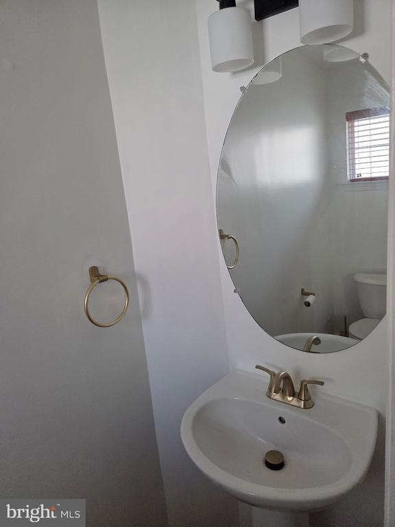 Building Photo - 1930 Crescent Park Dr