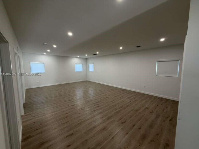 Building Photo - 831 SE 9th Ave