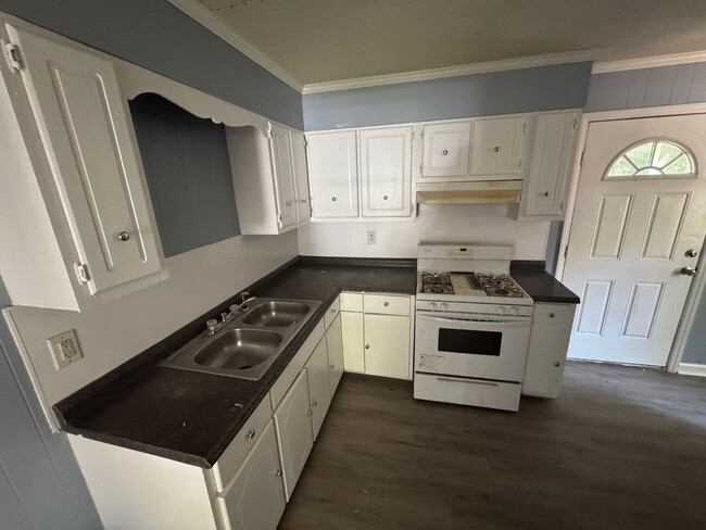 Building Photo - Renovated 3 Bed / 1 Bath Brick Ranch in Ea...