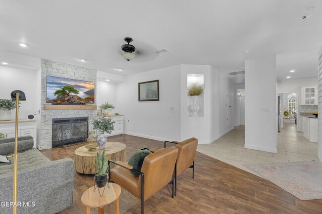 Building Photo - 2085 Paseo Del Prado Dr