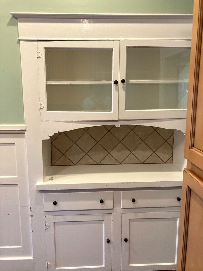 Building Photo - ZERO APPLICATION FEE FOR THIS ALTA VISTA BUNGALOW!