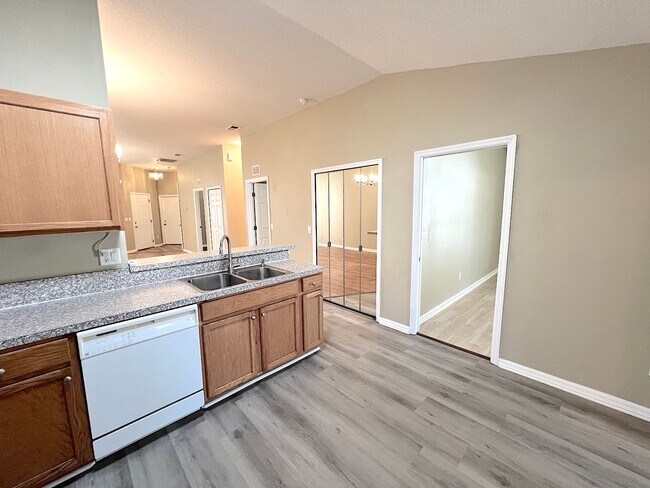 Building Photo - Huge 4 Bed 3 Bath 2 Car Townhome w FENCED YARD  for Rent!